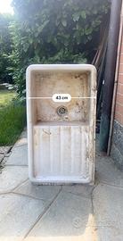 Lavabo in ceramica una vasca e ripiano