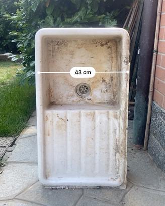 Lavabo in ceramica una vasca e ripiano