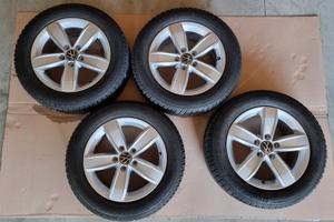 Cerchi in lega Volkswagen con pneumatici invernali