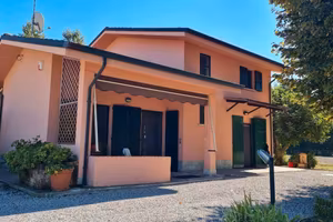 Villa indipendente con ampio giardino