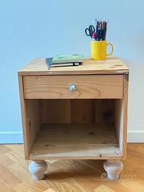Comodino in legno massello – Personalizzabile