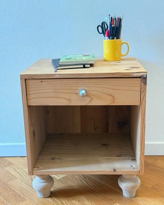 Comodino in legno massello – Personalizzabile