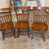 Tre sedie in legno stile rustico