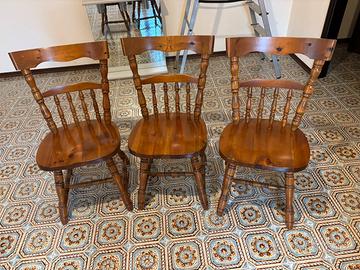 Tre sedie in legno stile rustico