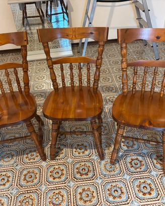 Tre sedie in legno stile rustico