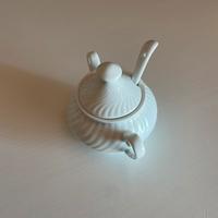 Zuccheriera in porcellana bianca