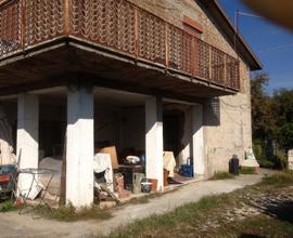 Casa da ristrutturare con ampio terreno