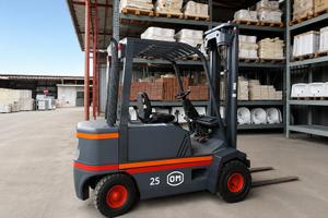 CARRELLO ELEVATORE OM DIESEL D25