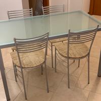 Tavolo in vetro e sedie