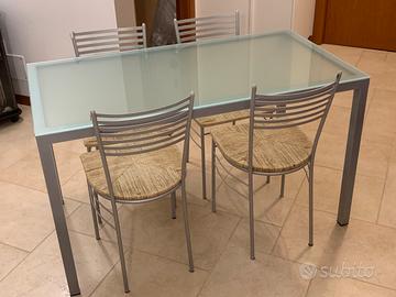 Tavolo in vetro e sedie