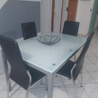 Tavolo con sedie