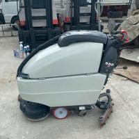 Macchina lavapavimenti