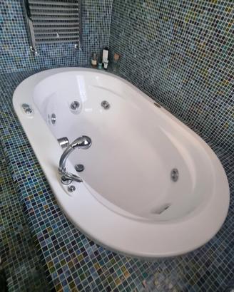 Vasca Idromassaggio Jacuzzi