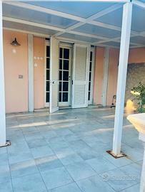 Margine rosso appartamento in villa