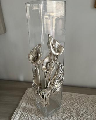Vaso con fiori in argento laminato