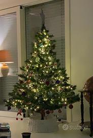 Albero di Natale con decorazioni