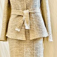 Elegante completo sartoriale bouclé stile Chanel