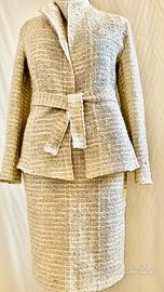 Elegante completo sartoriale bouclé stile Chanel