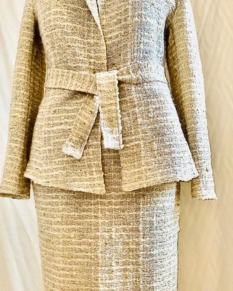 Elegante completo sartoriale bouclé stile Chanel
