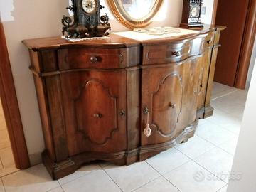 Antica credenza in legno massiccio