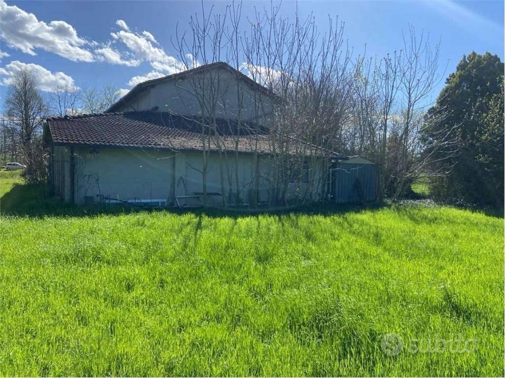Rustico / Casale di 1083 m² con più di 5 locali a - Vista 3