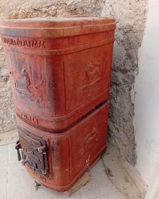 stufa in terracotta vintage