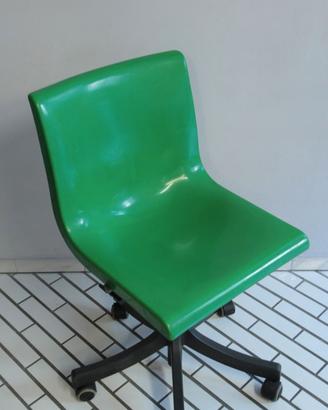 N.4 SEDIE IN PLASTICA VERDE SU RUOTE