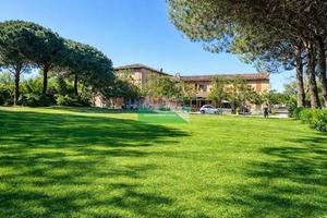 Palazzo / Stabile di 821 m² con più di 5 locali a 