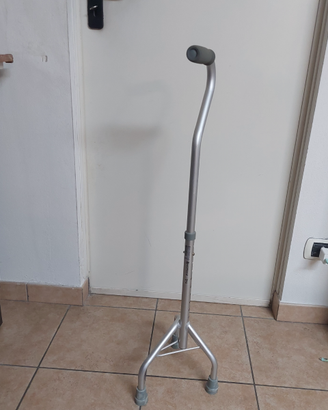 Bastone tre piedi per anziani