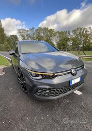Magnifica Volkswagen Golf 8 GTI 2.0 TSI - 245 cv