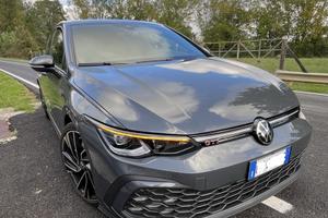 Magnifica Volkswagen Golf 8 GTI 2.0 TSI - 245 cv