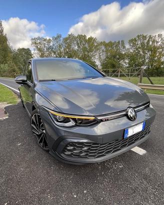 Magnifica Volkswagen Golf 8 GTI 2.0 TSI - 245 cv