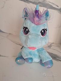 Unicorno con corno che spunta 