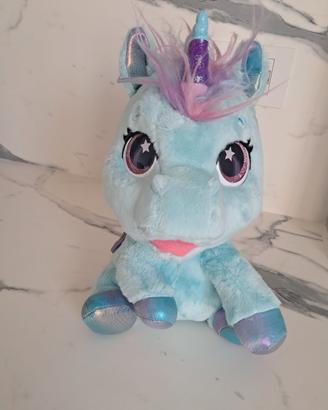 Unicorno con corno che spunta 