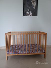 Lettino in legno per bambini