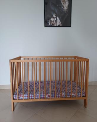 Lettino in legno per bambini