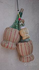 3 fiaschetti con cesto in corda per arredo bar