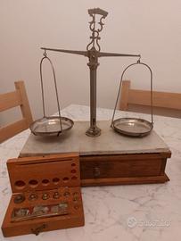 bilancia di precisione vintage con pesieracompleta
