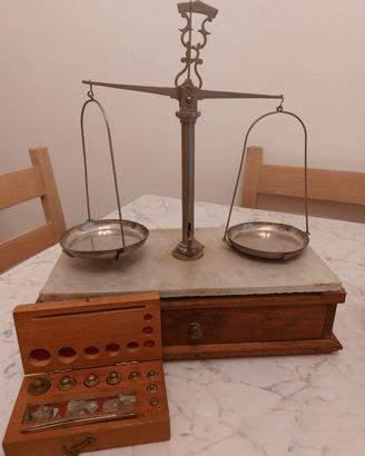 bilancia di precisione vintage con pesieracompleta