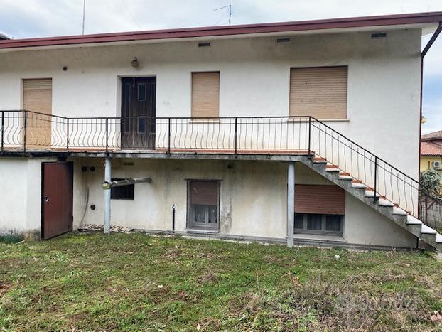 Sarone di Caneva casa con giardino