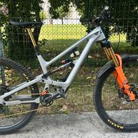 YT Capra Uncaged carbon 29” 2024