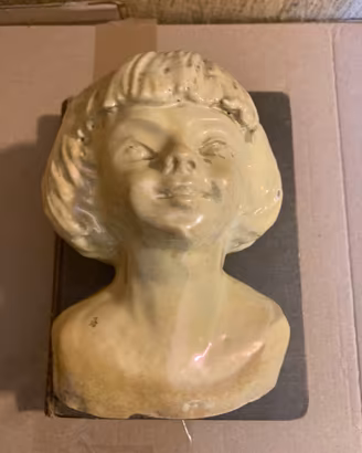 Testa di giovinetta a lustro risalente al 1930