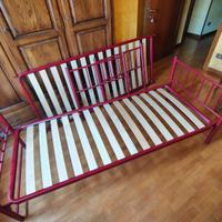 Due letti singoli con doghe in legno