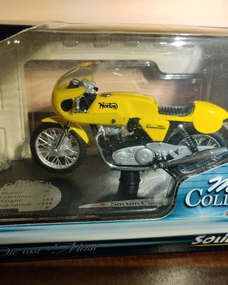 Norton Commando 750 Production Racer  - Solido 