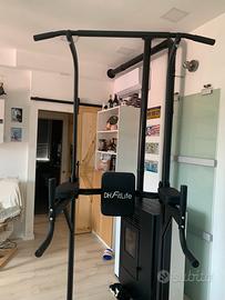 Attrezzatura sportiva con barra per trazioni