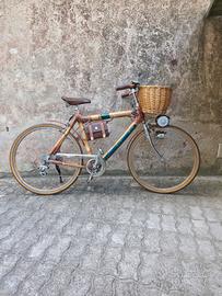 Bicicletta elettrica in bamboo e legno