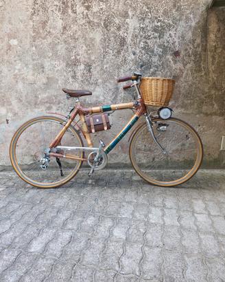 Bicicletta elettrica in bamboo e legno