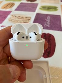Apple AirPods 4 senza cancellazione rumore (ANC).