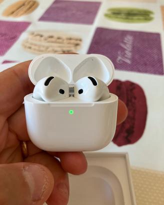 Apple AirPods 4 senza cancellazione rumore (ANC).