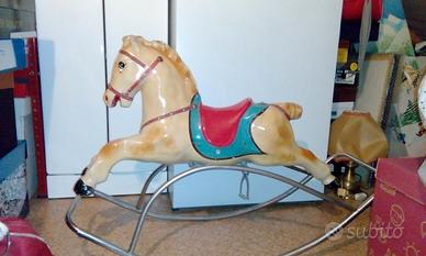 Cavallino a dondolo vintage in cartapesta 